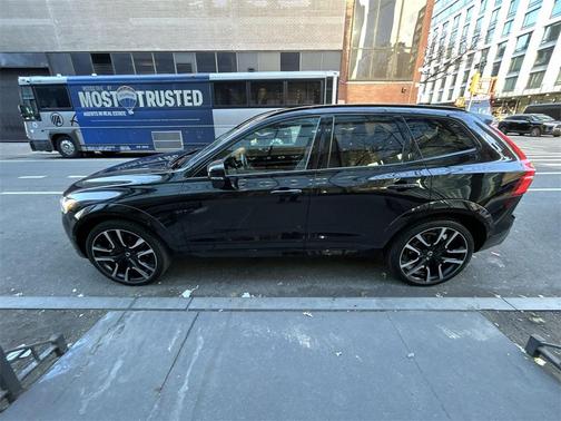 2023 Volvo XC60 B6 Ultimate Dark Theme