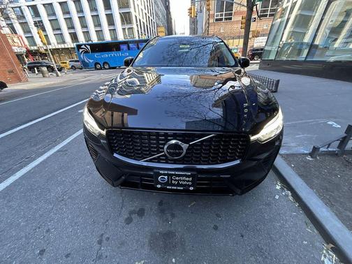 2023 Volvo XC60 B6 Ultimate Dark Theme