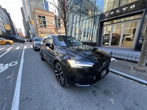 2023 Volvo XC60 B6 Ultimate Dark Theme