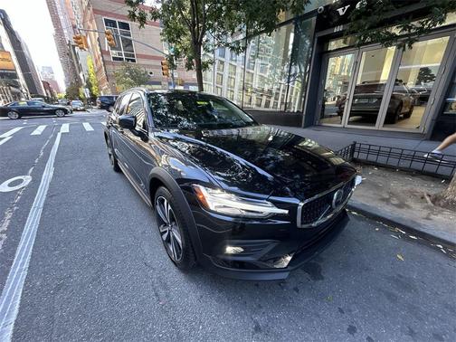 2025 Volvo V60 Cross Country B5 Plus