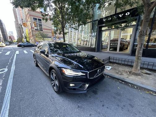 2025 Volvo V60 Cross Country B5 Plus