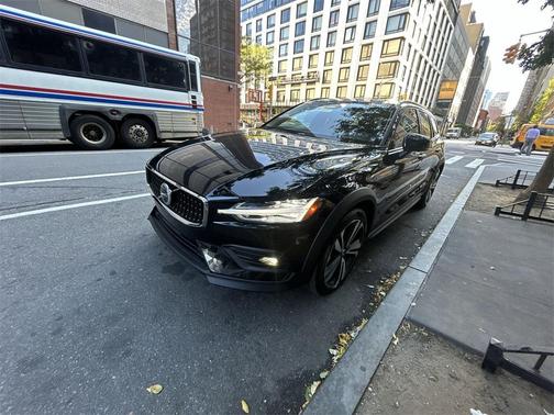 2025 Volvo V60 Cross Country B5 Plus