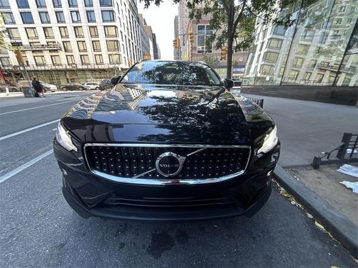 2025 Volvo V60 Cross Country B5 Plus