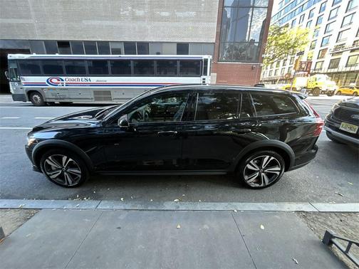 2025 Volvo V60 Cross Country B5 Plus