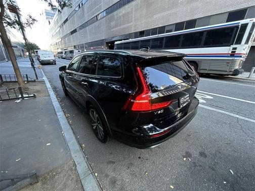 2025 Volvo V60 Cross Country B5 Plus