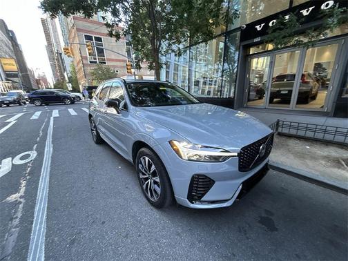 2024 Volvo XC60 B5 Core Dark Theme