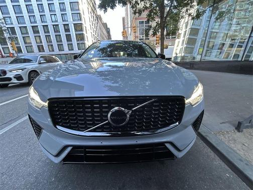 2024 Volvo XC60 B5 Core Dark Theme
