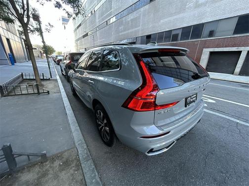 2024 Volvo XC60 B5 Core Dark Theme