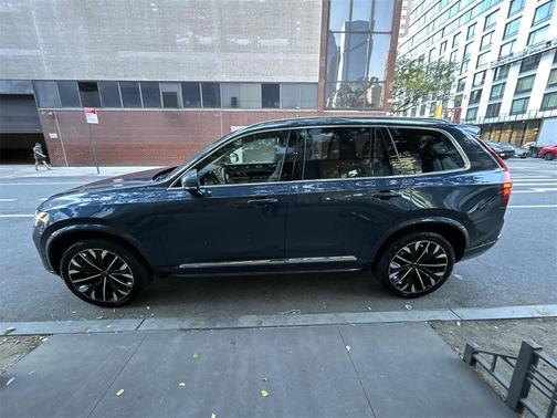2025 Volvo XC90 B5 Plus 7-Seater