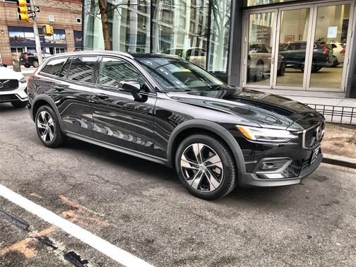 2023 Volvo V60 Cross Country B5 Plus
