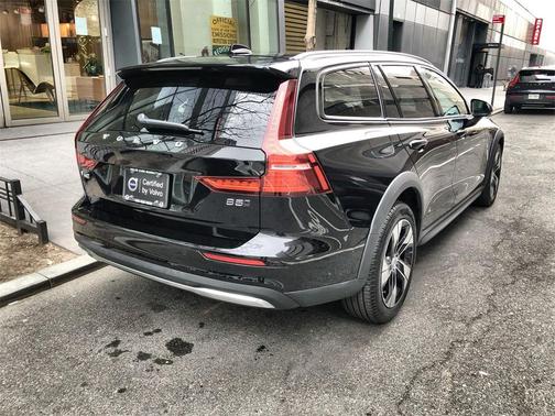 2023 Volvo V60 Cross Country B5 Plus