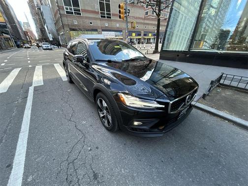 2023 Volvo V60 Cross Country B5 Plus