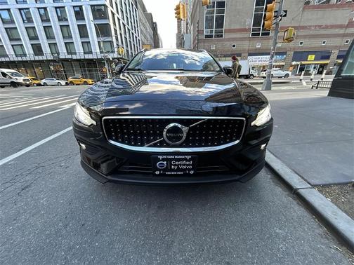 2023 Volvo V60 Cross Country B5 Plus