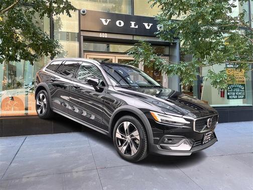 2023 Volvo V60 Cross Country B5 Plus