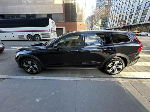 2023 Volvo V60 Cross Country B5 Plus