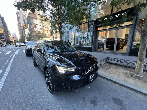 2023 Volvo XC40 B5 Plus Dark Theme