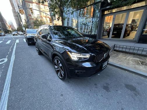 2023 Volvo XC40 B5 Plus Dark Theme
