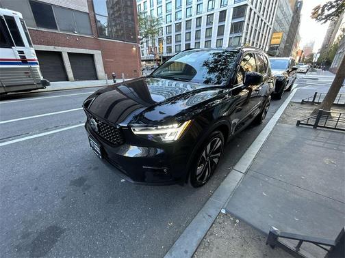 2023 Volvo XC40 B5 Plus Dark Theme