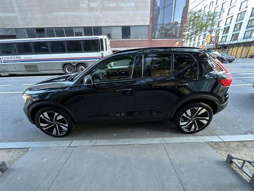 2023 Volvo XC40 B5 Plus Dark Theme