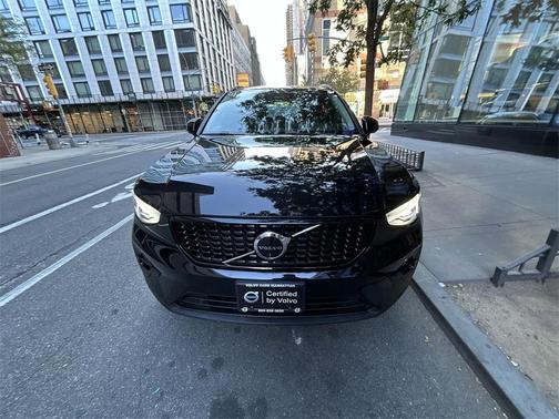 2023 Volvo XC40 B5 Plus Dark Theme