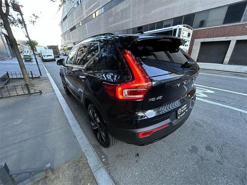 2023 Volvo XC40 B5 Plus Dark Theme