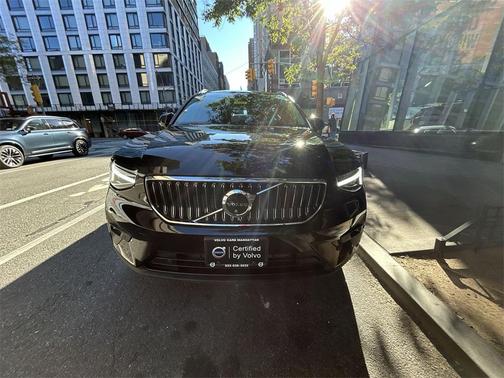 2025 Volvo XC40 B5 Plus Bright Theme