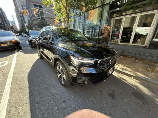 2025 Volvo XC40 B5 Plus Bright Theme
