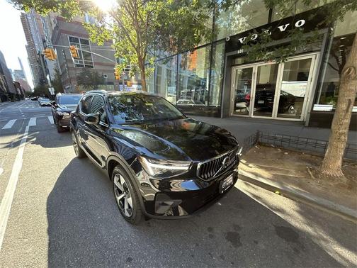 2025 Volvo XC40 B5 Plus Bright Theme