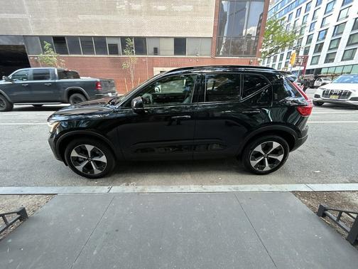Onyx Black Metallic 2024 Volvo XC40 B5 Plus Dark Theme