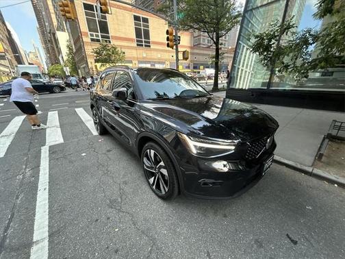 2023 Volvo XC40 B5 Ultimate Dark Theme