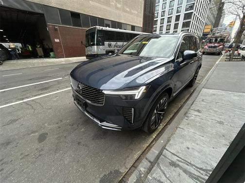 2025 Volvo XC90 B6 Plus 7-Seater