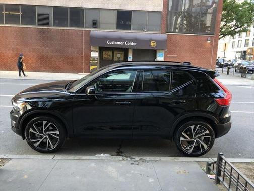 2022 Volvo XC40 T5 R-Design