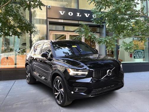 2022 Volvo XC40 T5 R-Design