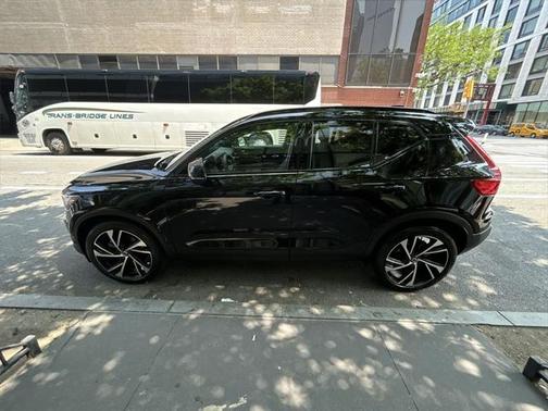 2022 Volvo XC40 T5 R-Design