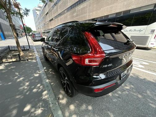 2022 Volvo XC40 T5 R-Design