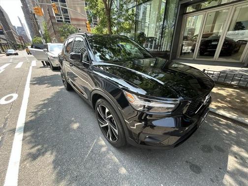 2022 Volvo XC40 T5 R-Design