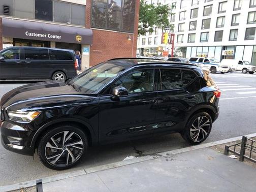 2022 Volvo XC40 T5 R-Design