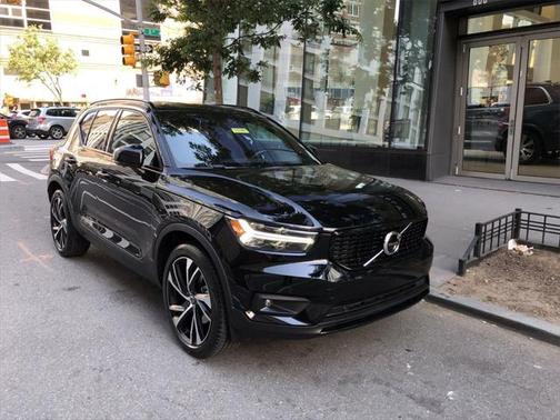 2022 Volvo XC40 T5 R-Design