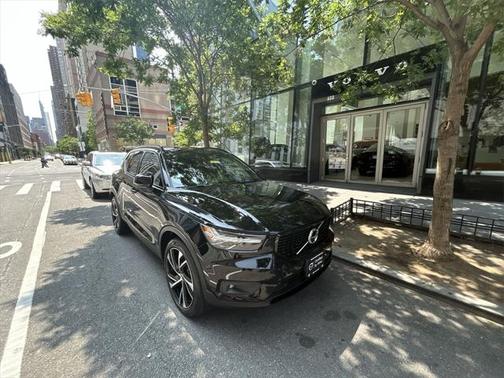 2022 Volvo XC40 T5 R-Design
