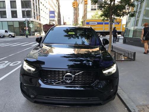 2022 Volvo XC40 T5 R-Design