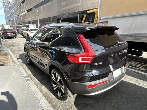 2025 Volvo XC40 B5 Plus Bright Theme