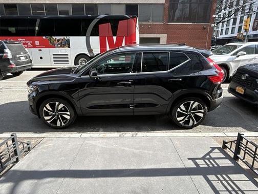 2025 Volvo XC40 B5 Plus Bright Theme