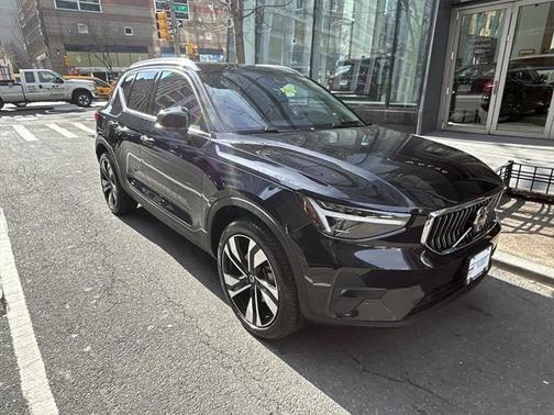 2025 Volvo XC40 B5 Plus Bright Theme