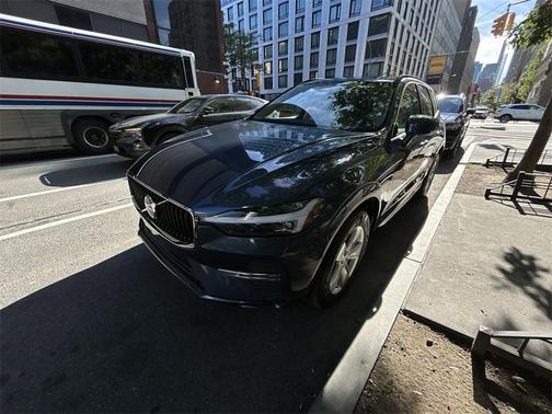 2022 Volvo XC60 B5 Momentum
