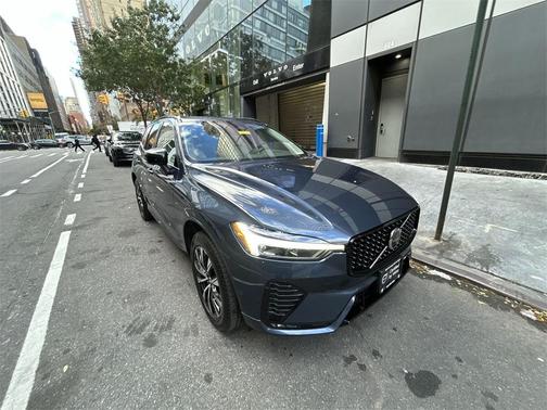 2024 Volvo XC60 B5 Plus Dark Theme