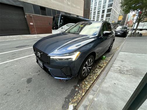 2024 Volvo XC60 B5 Plus Dark Theme