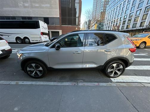 2024 Volvo XC40 B5 Core Dark Theme