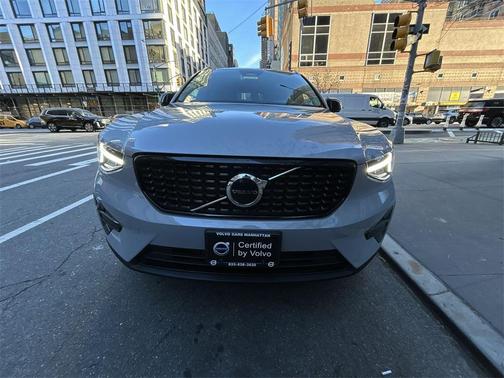2024 Volvo XC40 B5 Core Dark Theme