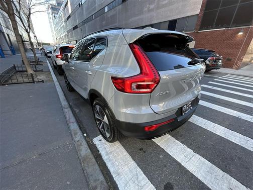 2024 Volvo XC40 B5 Core Dark Theme