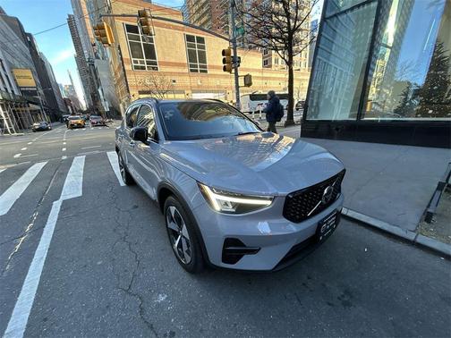 2024 Volvo XC40 B5 Core Dark Theme
